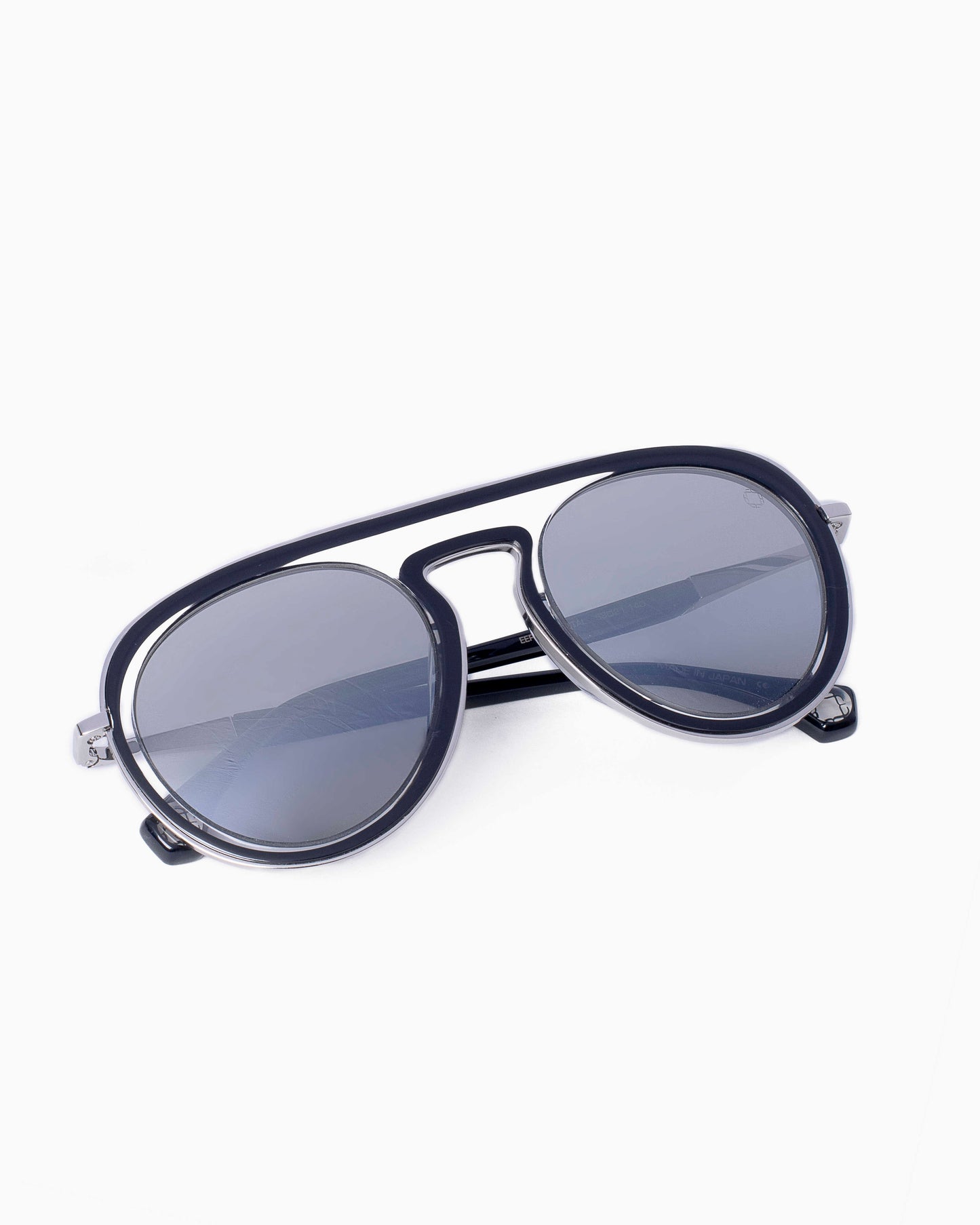 Blake Kuwahara - eero - CRYSTAL | Bar à lunettes