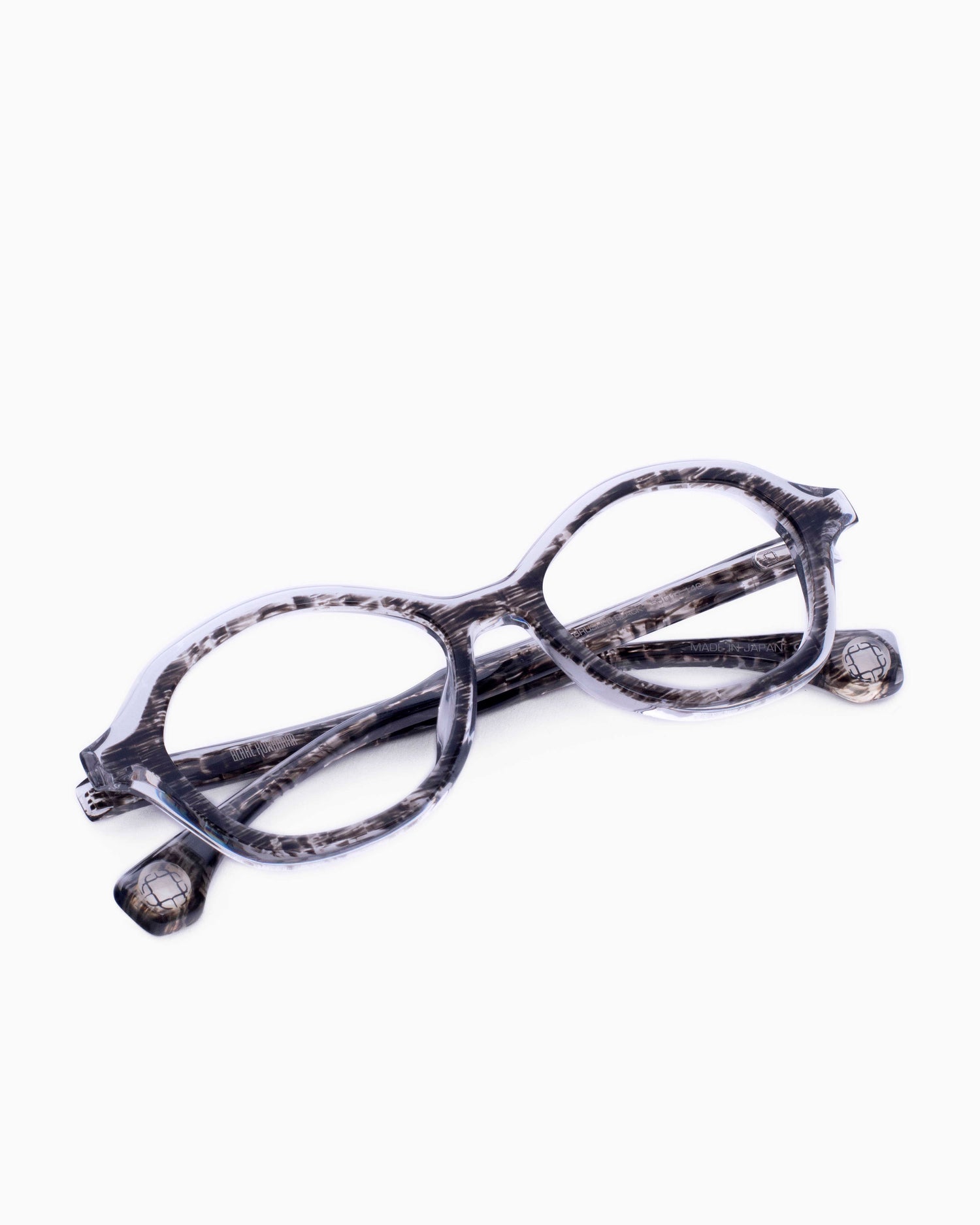 grey plastic butterfly eyeglasses by Blake Kuwahara model Bardi, front view, lunettes de vue Gris papillon