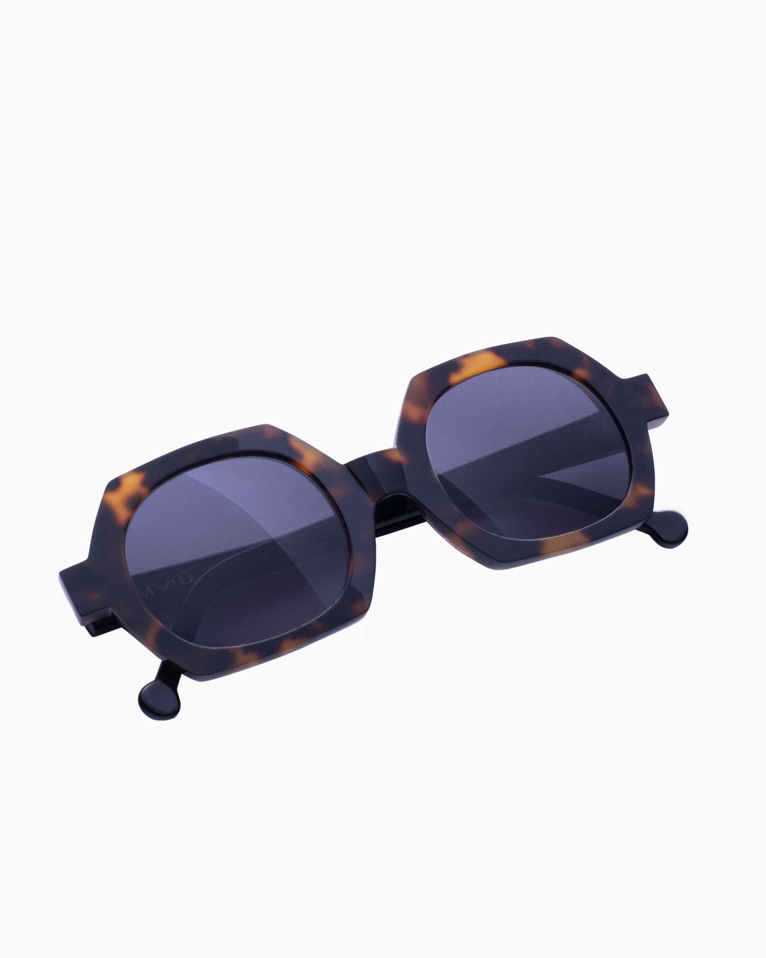 tortoise plastic hexagon  sunglassesby Marie-Sophie Dion model Laperle, front view, lunettes de vue Écaille de tortue 