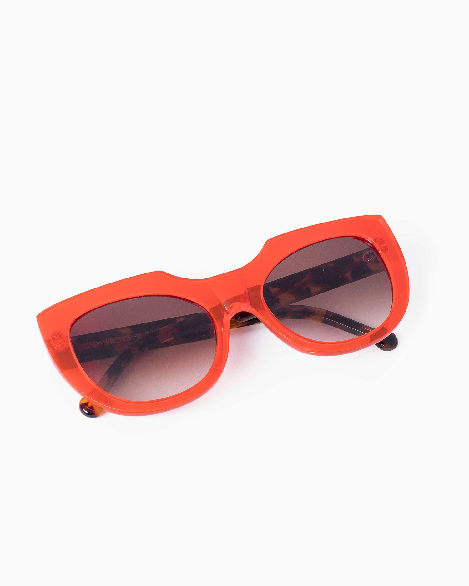 orange plastic cat  sunglassesby Marie-Sophie Dion model Younan.R.S, front view, lunettes de vue Orange 