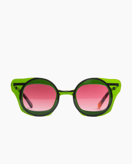 green metal rectangle sunglassesby Gamine model Navesödermalm, front view, lunettes de vue rectangle couleur vert
