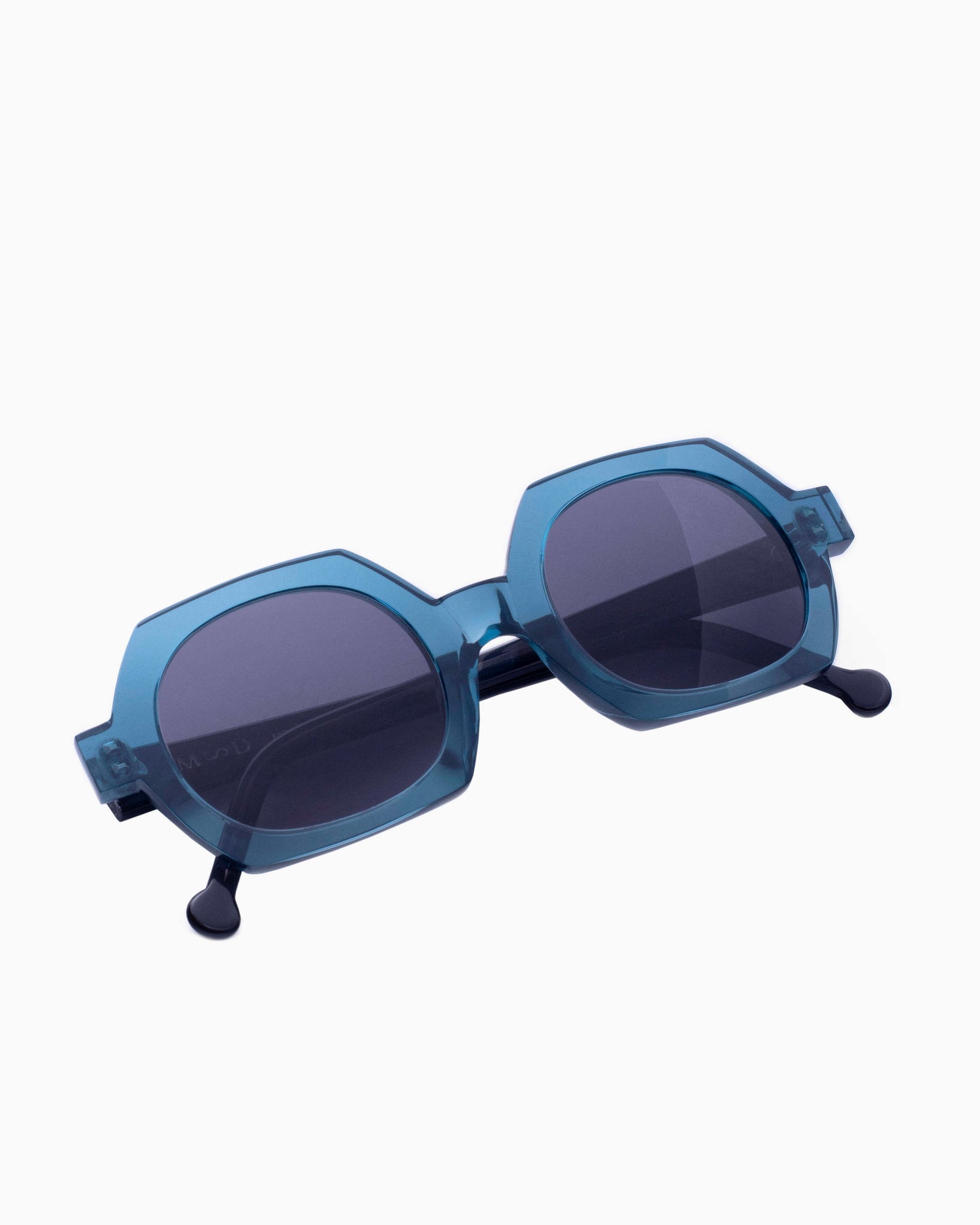 blue plastic hexagon  sunglassesby Marie-Sophie Dion model Laperle, front view, lunettes de vue Bleu 