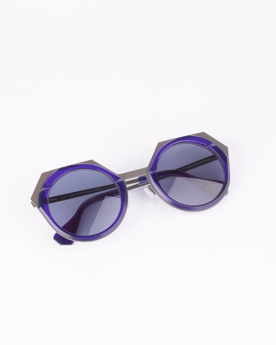 purple metal round  sunglassesby Theo model compositie1965, front view, lunettes de vue rond couleur violet