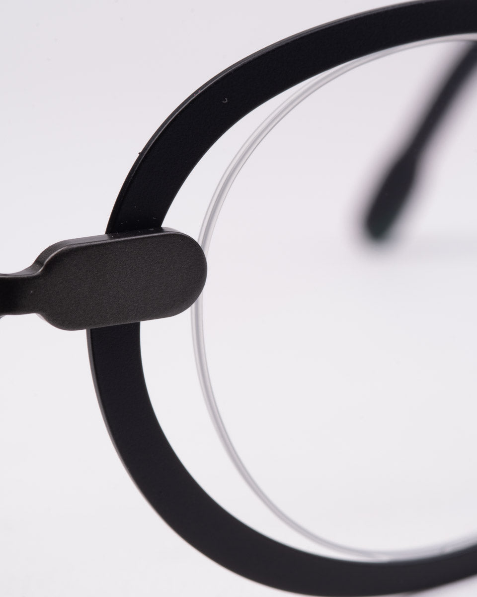 black metal oval eyeglasses by Theo model Macron, front view, lunettes de vue ovale couleur Noir