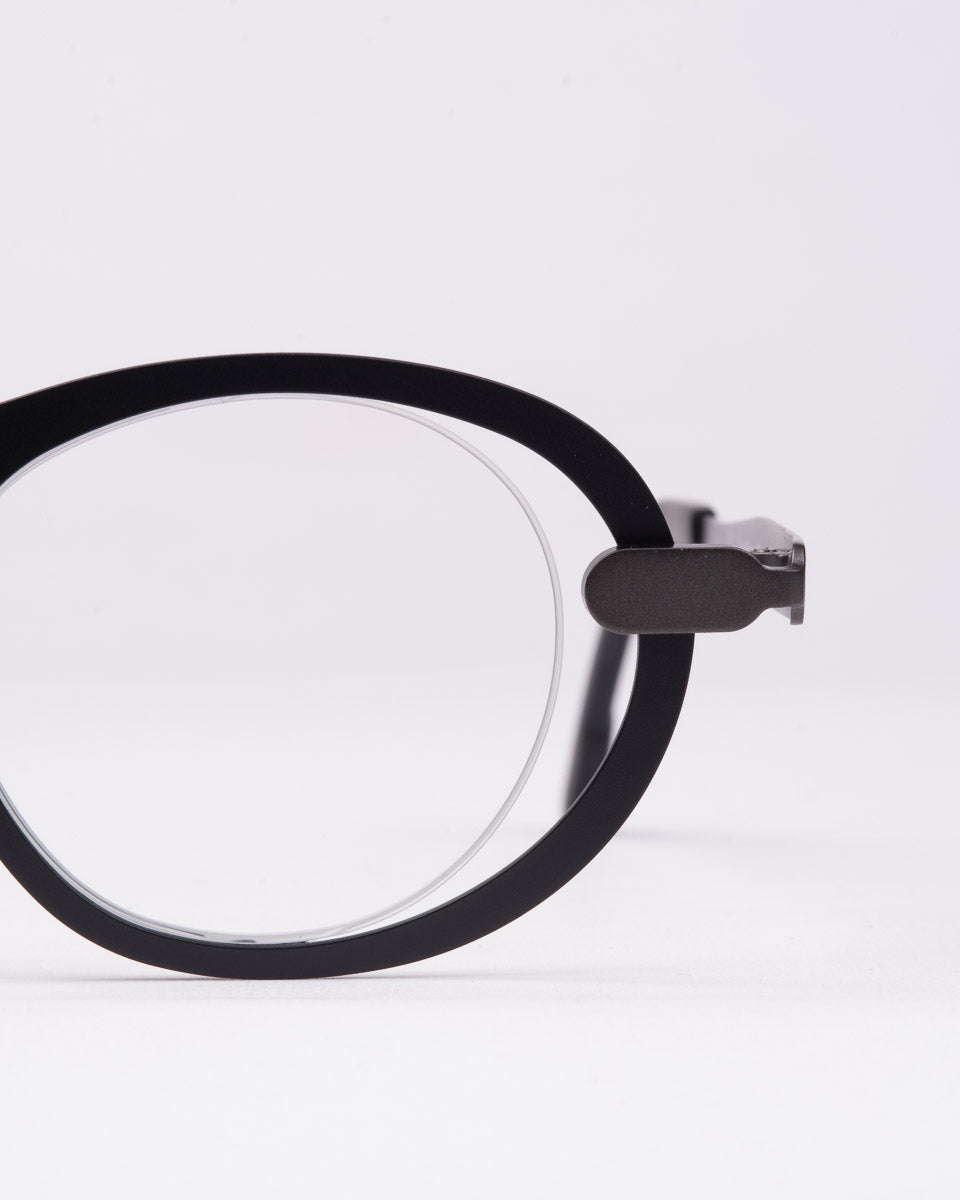 black metal oval eyeglasses by Theo model Macron, front view, lunettes de vue ovale couleur Noir