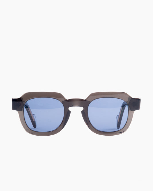 grey plastic rectangle sunglassesby Anne et Valentin model wright, front view, lunettes de vue rectangle couleur Gris