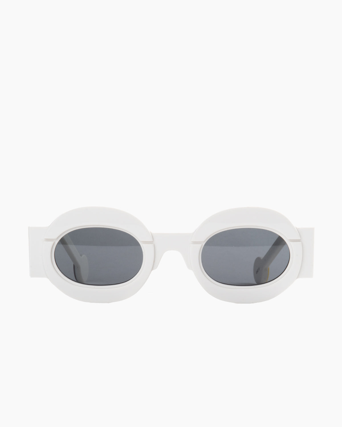white plastic oval  sunglassesby Anne et Valentin model Lala3, front view, lunettes de vue ovale couleur blanc