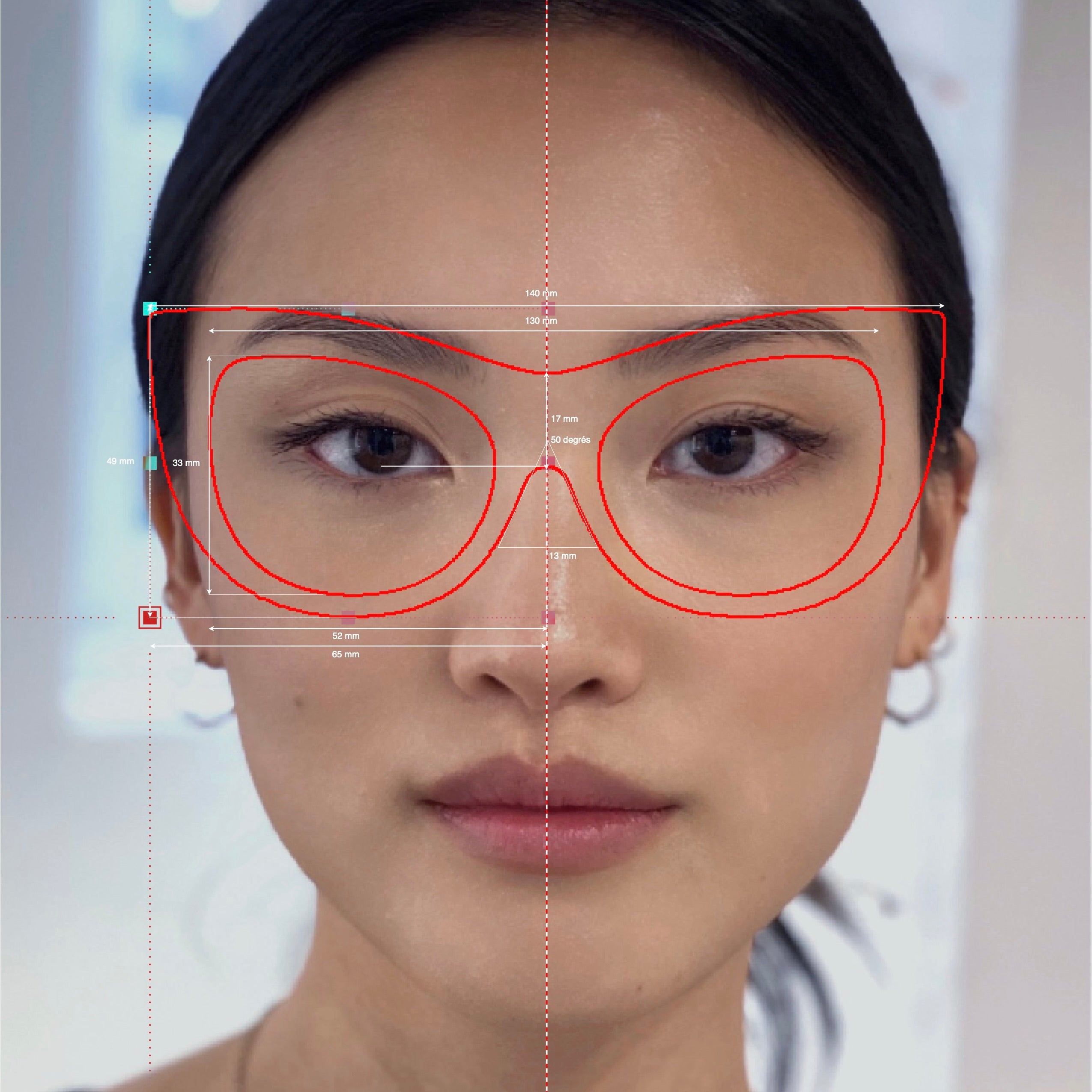 Opticienne conseillant une cliente sur les modèles et coloris de montures sur mesure Bar à Lunettes
