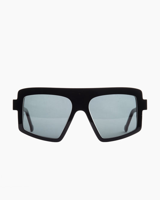 black plastic rectangle sunglassesby Marie-Sophie Dion model Larochelière, front view, lunettes de vue rectangle couleur noir