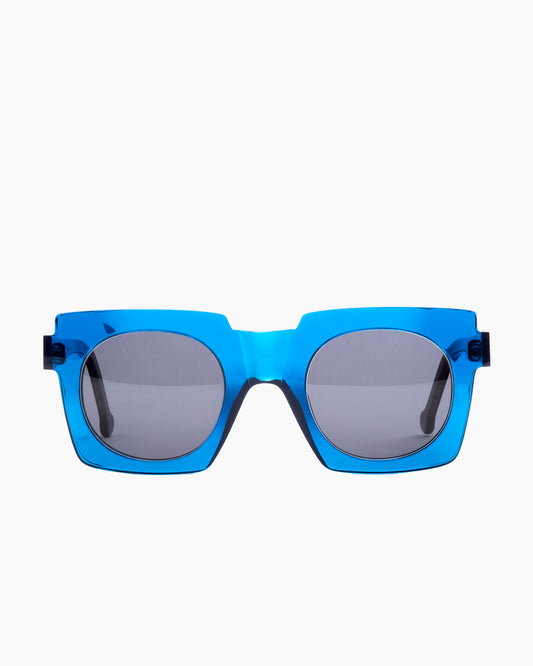 blue plastic rectangle sunglassesby Marie-Sophie Dion model Ouimet, front view, lunettes de vue rectangle couleur Bleu