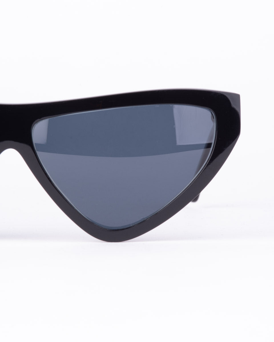 black plastic triangle  sunglassesby Marie-Sophie Dion model Hart, front view, lunettes de vue triangle couleur Noir