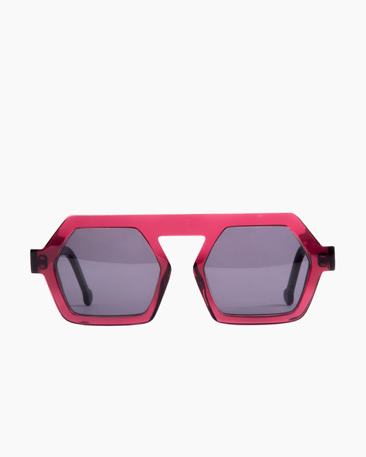 purple plastic hexagon sunglassesby Marie-Sophie Dion model Lapointe, front view, lunettes de vue hexagone couleur violet