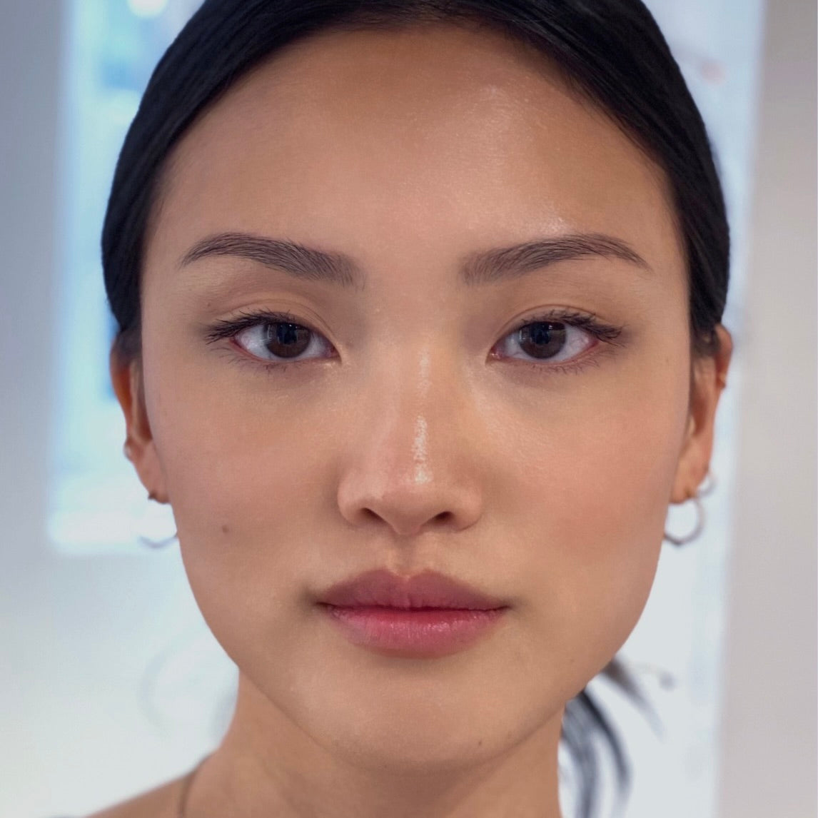 Opticienne prenant les mesures du visage d'un client pour une monture sur mesure au Bar à Lunettes