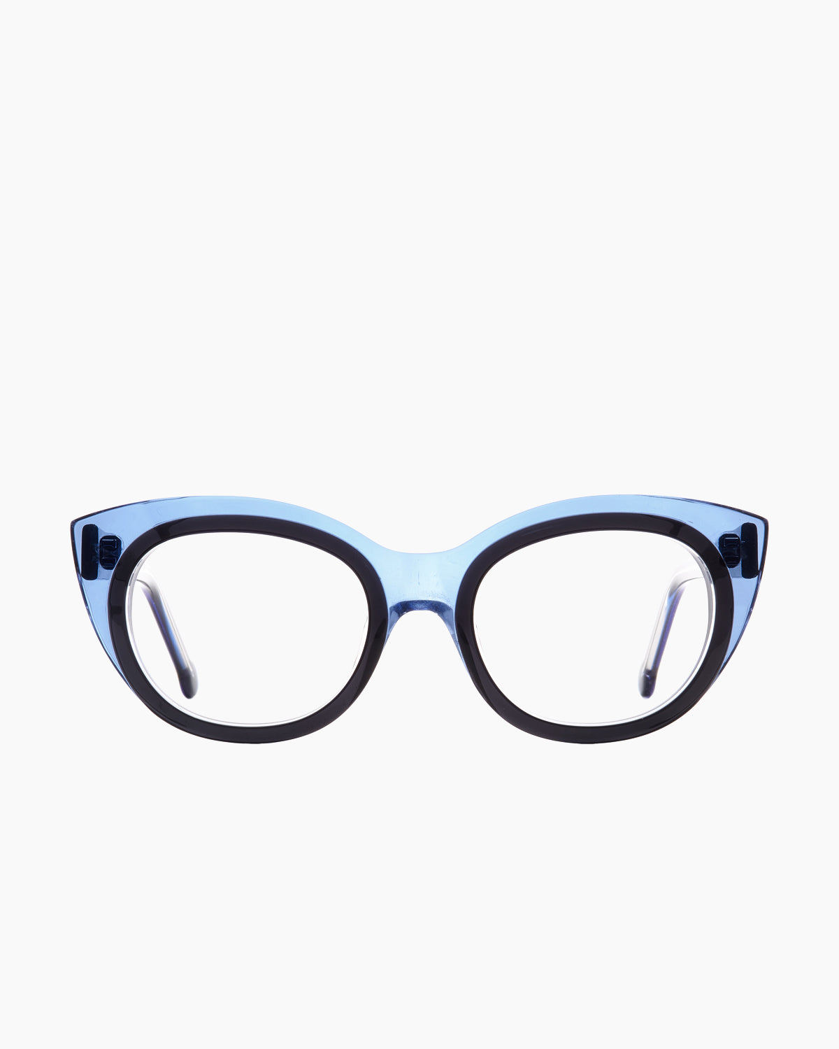 grey plastic cat eyeglasses by Marie-Sophie Dion model Blais, front view, lunettes de vue chat couleur gris