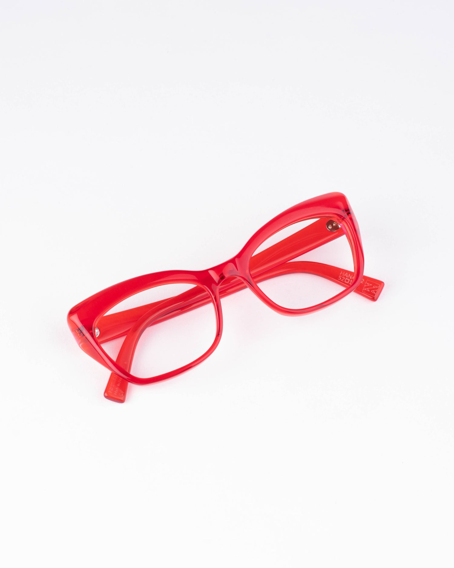 red plastic butterfly eyeglasses by Kirk&Kirk model HANA, front view, lunettes de vue papillon couleur Rouge
    >
  </div>
  <button class=