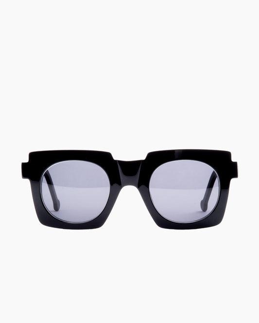 black plastic rectangle sunglassesby Marie-Sophie Dion model Ouimet, front view, lunettes de vue rectangle couleur Noir
