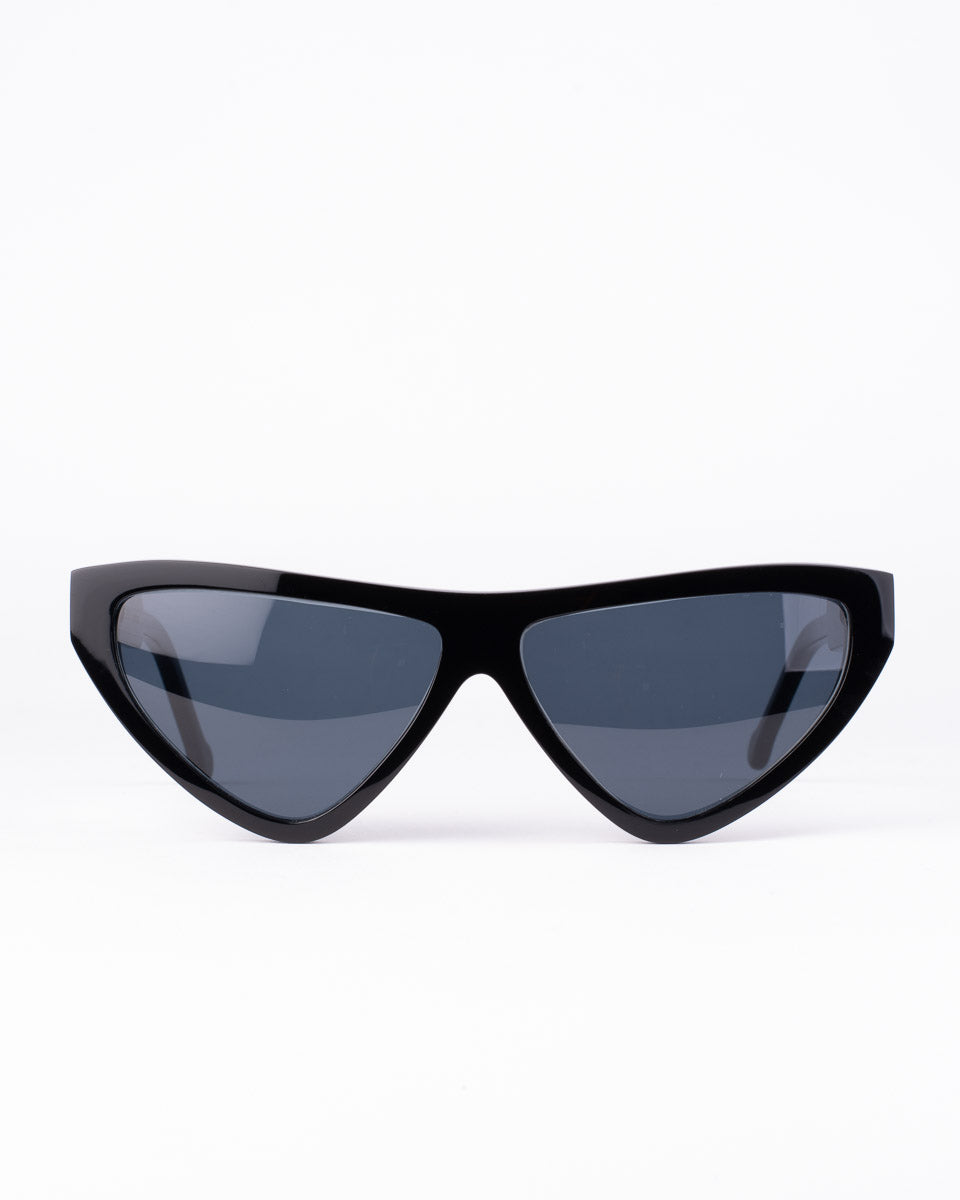 black plastic triangle  sunglassesby Marie-Sophie Dion model Hart, front view, lunettes de vue triangle couleur Noir