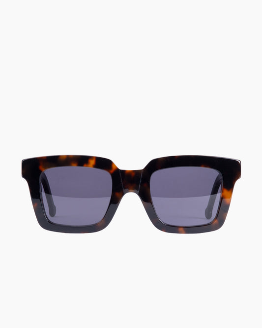 tortoise plastic rectangle  sunglassesby Marie-Sophie Dion model WilkySUN, front view, lunettes de vue rectangle couleur écaille de tortue