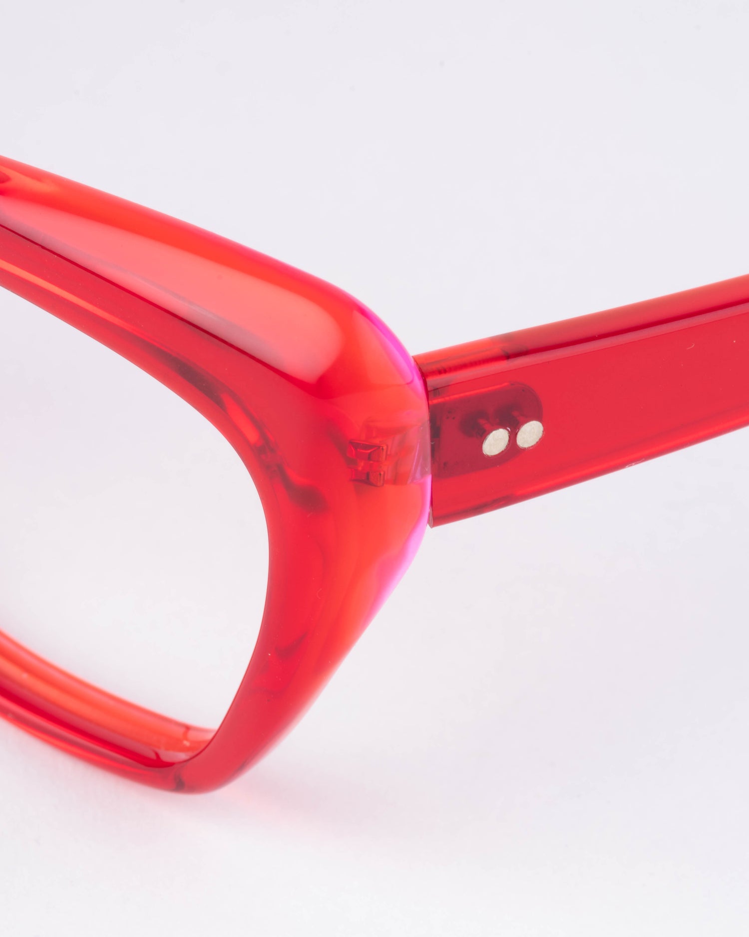 red plastic butterfly eyeglasses by Kirk&Kirk model HANA, front view, lunettes de vue papillon couleur Rouge
    >
  </div>
  <button class=