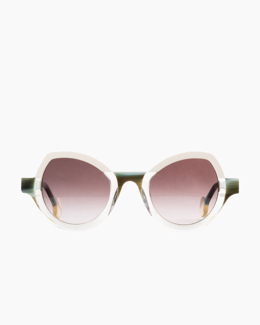 beige plastic cat sunglassesby Theo model modernisme, front view, lunettes de vue chat couleur beige