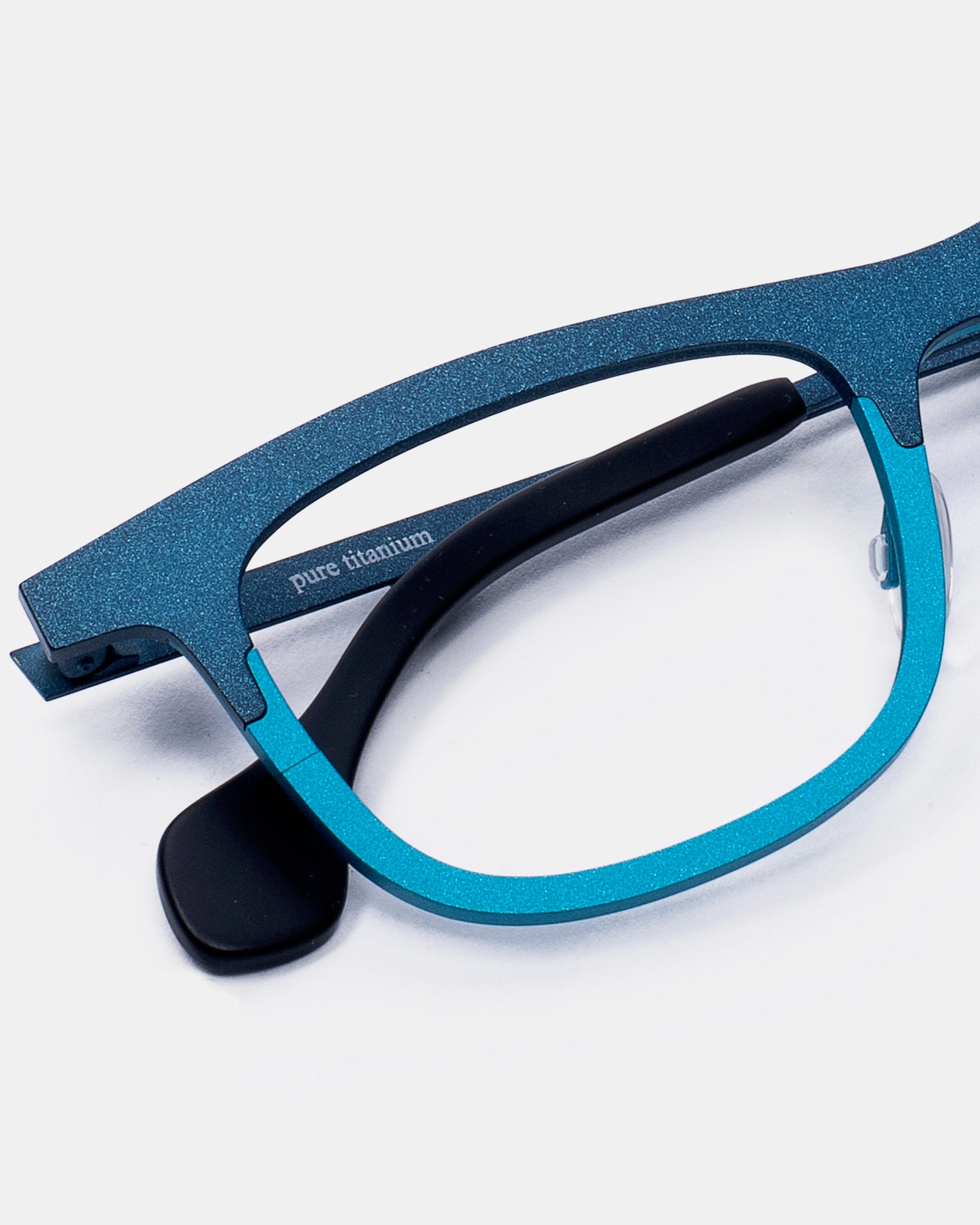 blue metal rectangle eyeglasses by Theo model mille+54, front view, lunettes de vue Bleu rectangle