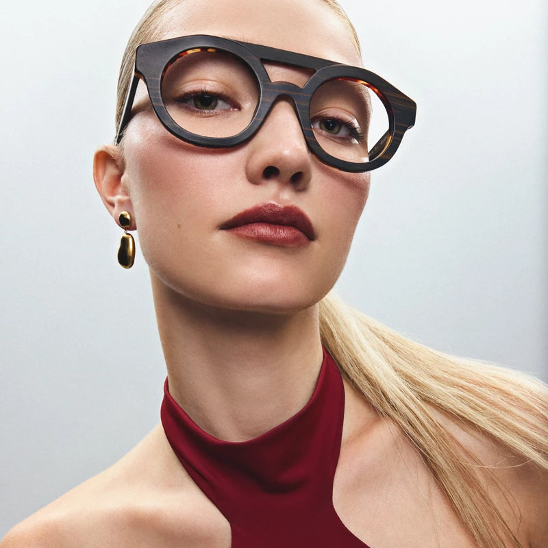 Femme portant une monture sur mesure Bar à Lunettes par Marie-Sophie Dion, Montréal Québec