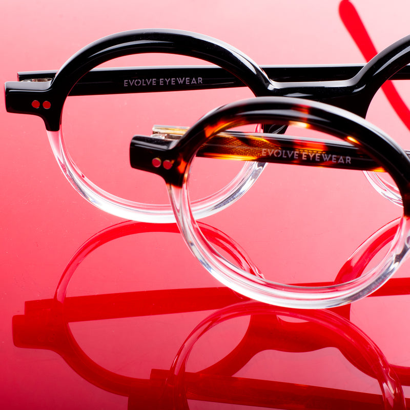 Gros plan sur des montures Evolve Eyewear écaille et transparente — collection disponible chez Bar à Lunettes Québec