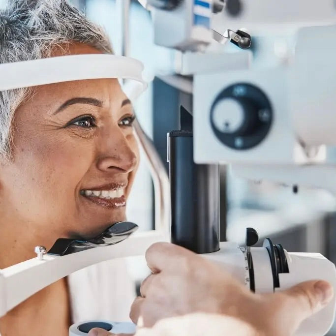 Femme lors d'un examen de la vue chez Bar à Lunettes — optométriste Montréal Laval Québec