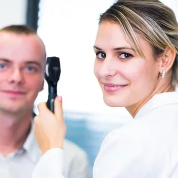 Optométriste réalisant un examen de la vue par rétinoscope chez Bar à Lunettes Québec