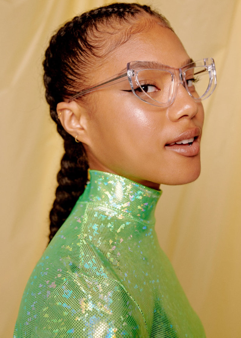 Femme de profil portant des lunettes Anne et Valentin avec vêtement vert irisé — Bar à Lunettes Québec