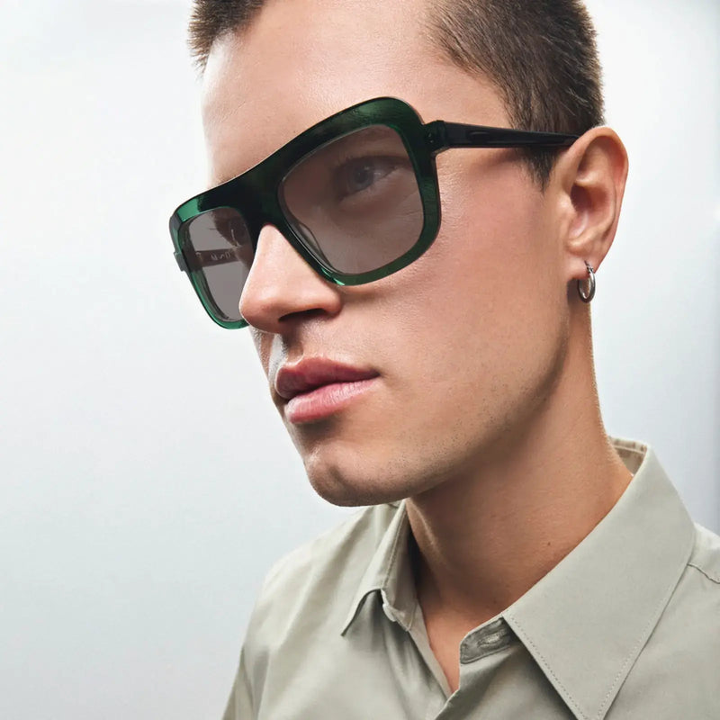 Homme portant des lunettes de soleil Marie-Sophie Dion — Bar à Lunettes Québec