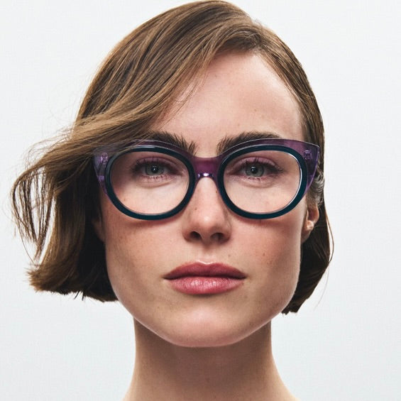 Femme portant des lunettes tendance en boutique Bar à Lunettes au Québec
