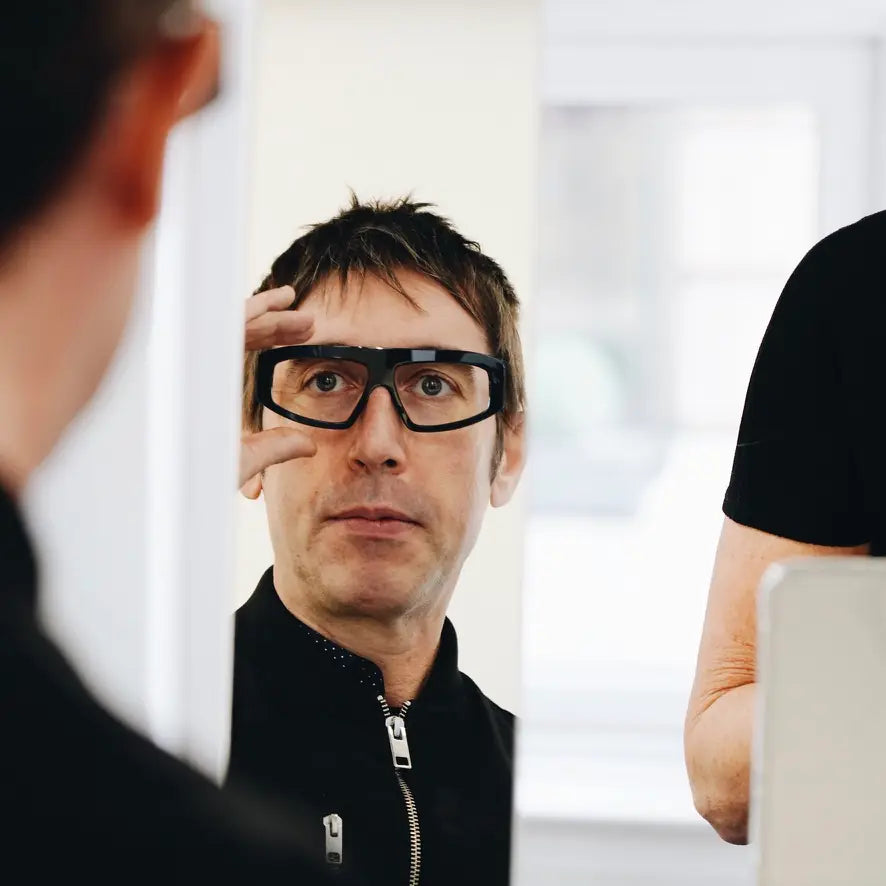 Homme portant des lunettes noires sur mesure fabriquées au Québec par Marie-Sophie Dion