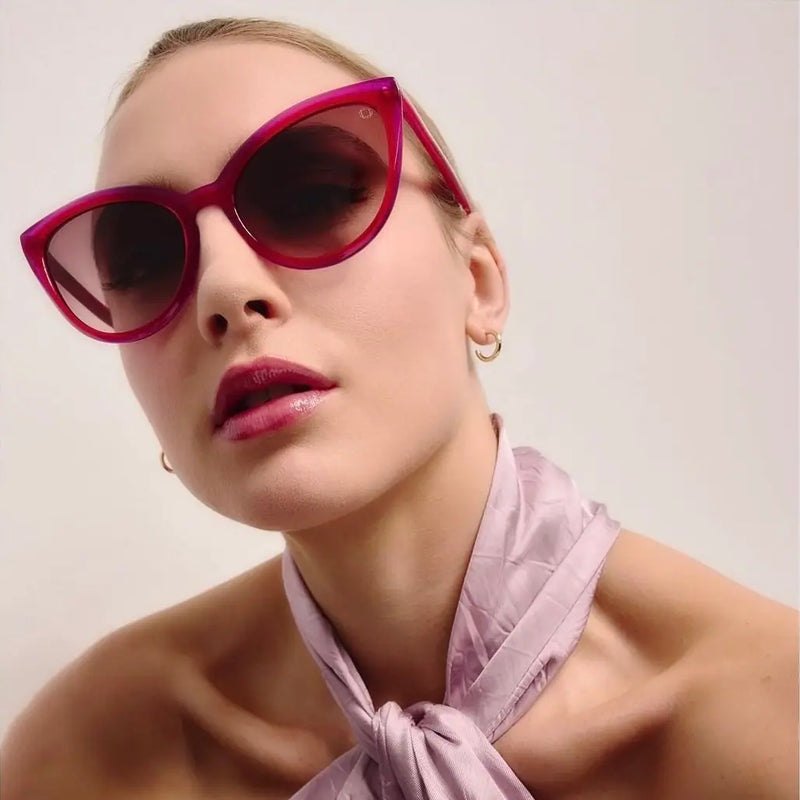Femme portant des lunettes de soleil rouge yeux-de-chat — collection lunettes de soleil Bar à Lunettes Québec