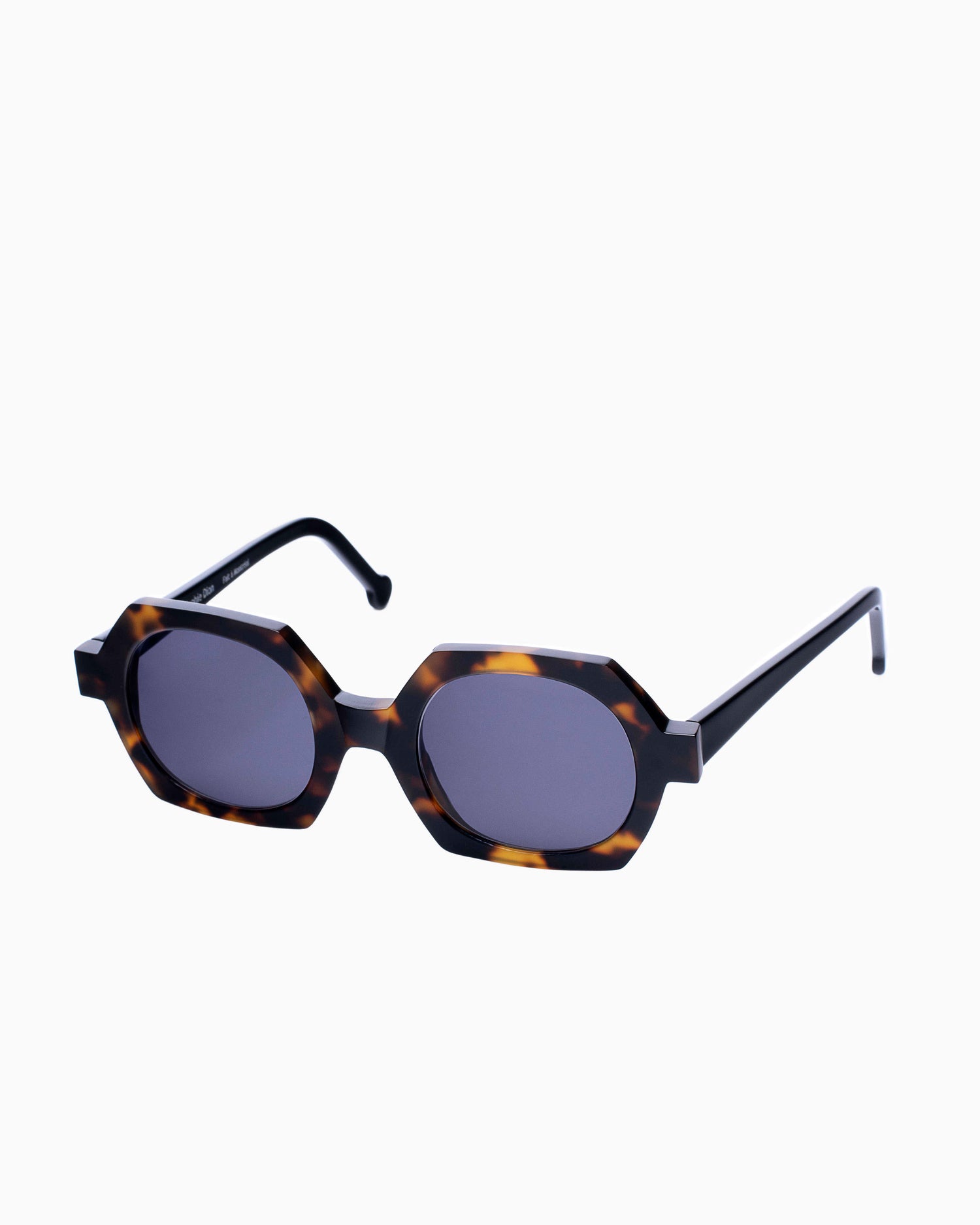 tortoise plastic hexagon  sunglassesby Marie-Sophie Dion model Laperle, front view, lunettes de vue Écaille de tortue 