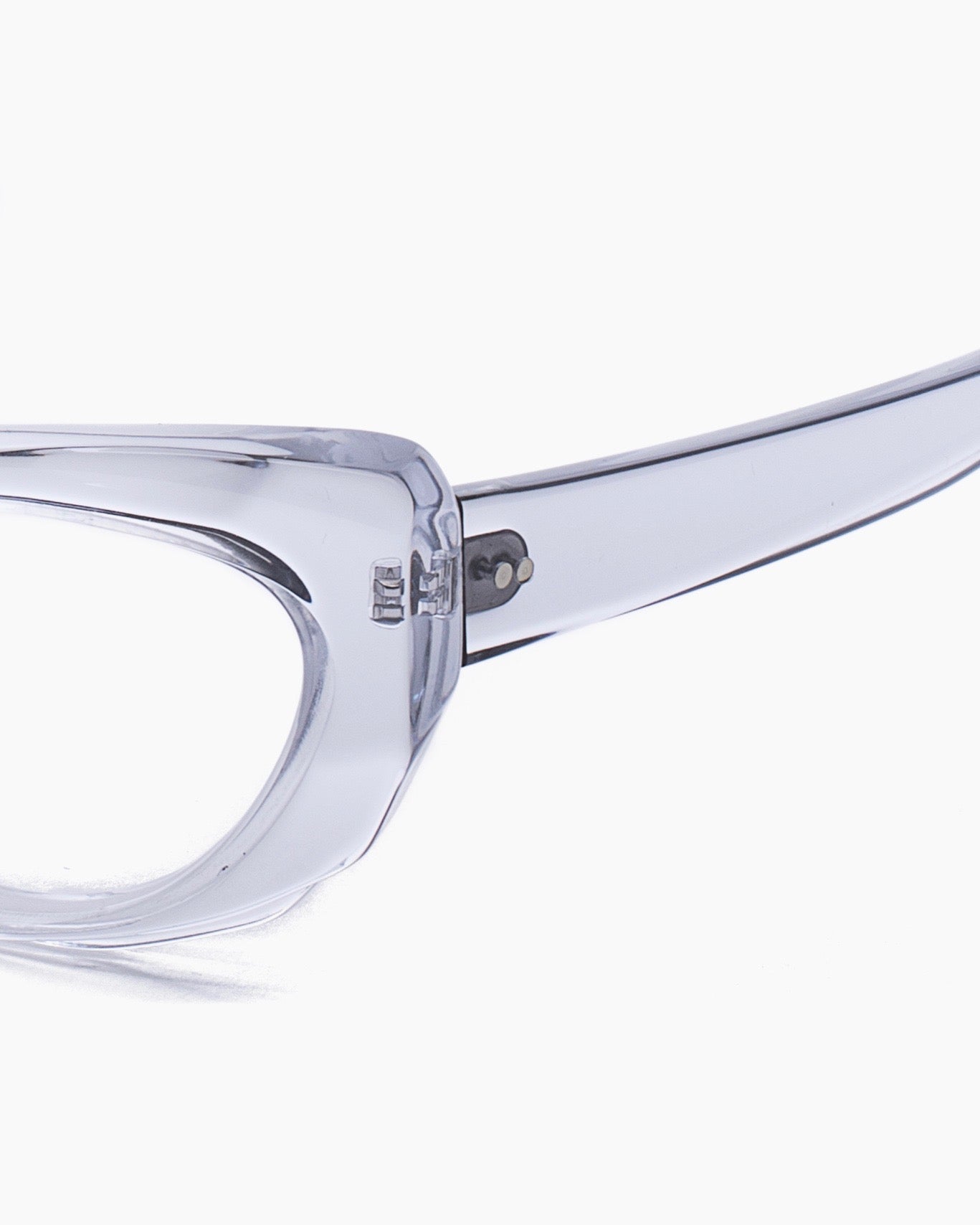 silver plastic cat eyeglasses by Kirk&Kirk model Esme, front view, lunettes de vue chat couleur argent
    >
  </div>
  <button class=