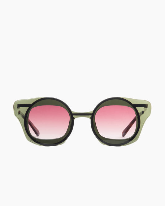 green metal rectangle  sunglassesby Gamine model Navesödermalm, front view, lunettes de vue rectangle couleur vert