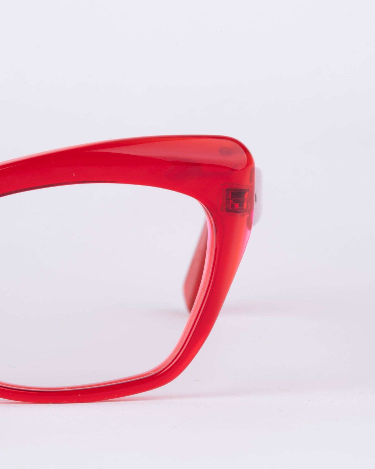 red plastic butterfly eyeglasses by Kirk&Kirk model HANA, front view, lunettes de vue papillon couleur Rouge
    >
  </div>
  <button class=