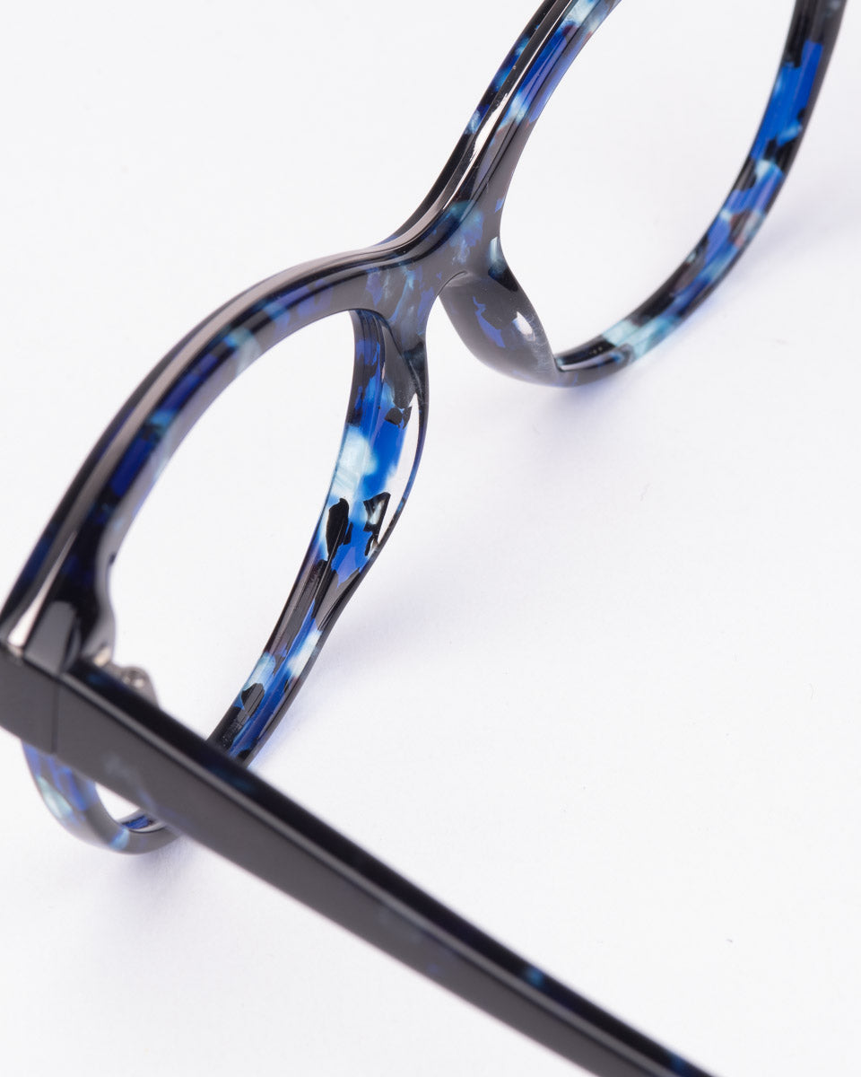 blue plastic cat eyeglasses by William Morris model Taylor, front view, lunettes de vue Bleu 