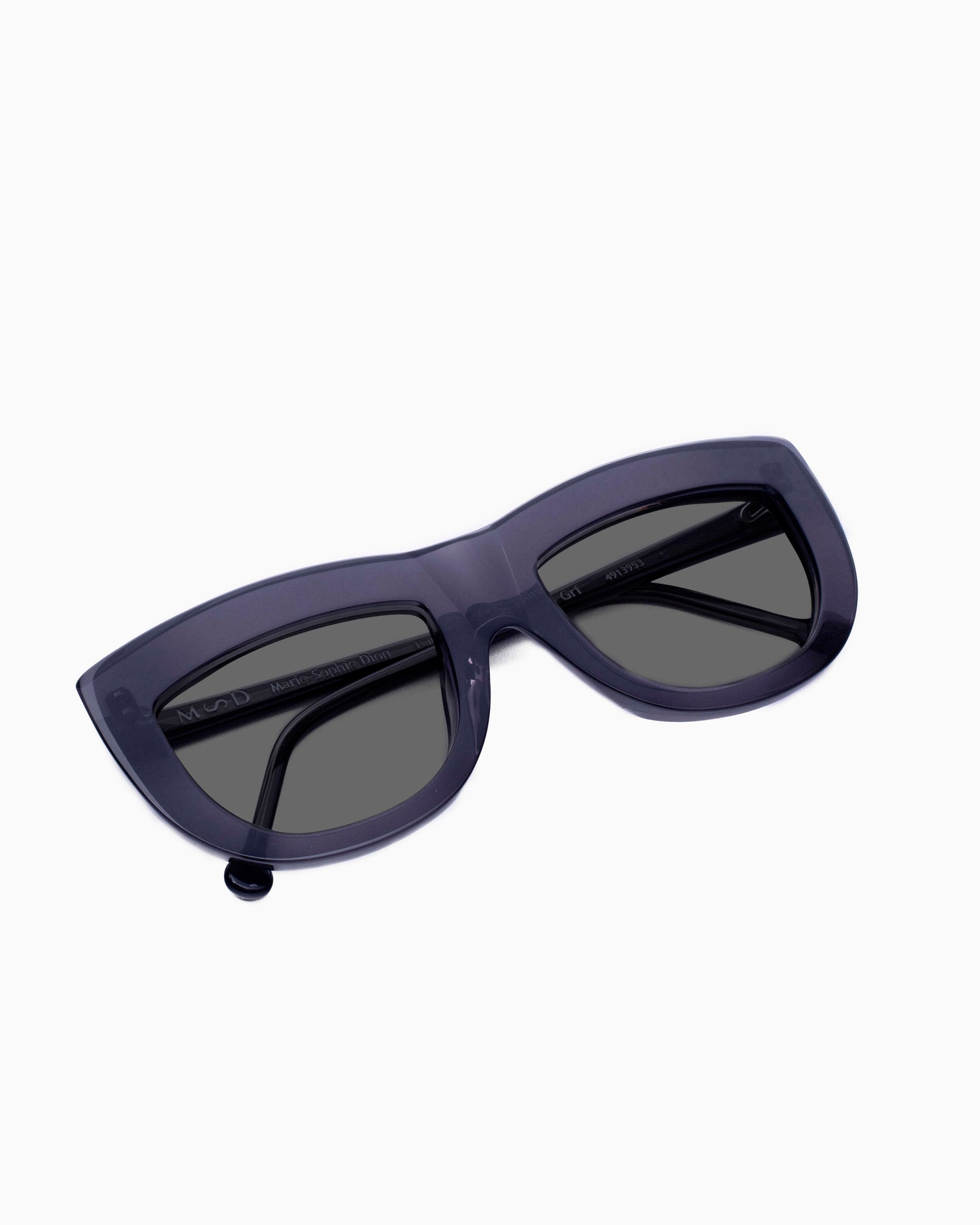 grey plastic cat  sunglassesby Marie-Sophie Dion model GermainSun, front view, lunettes de vue chat couleur Gris