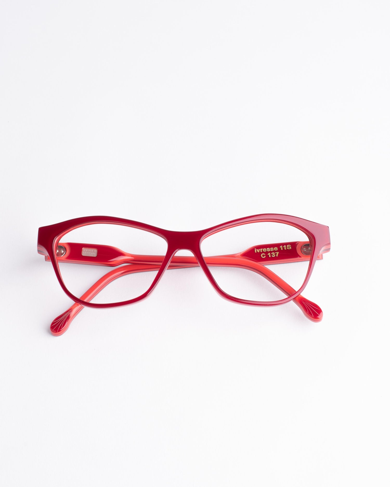 red plastic butterfly eyeglasses by Xavier Derome model Ivresse11S, front view, lunettes de vue papillon couleur Rouge