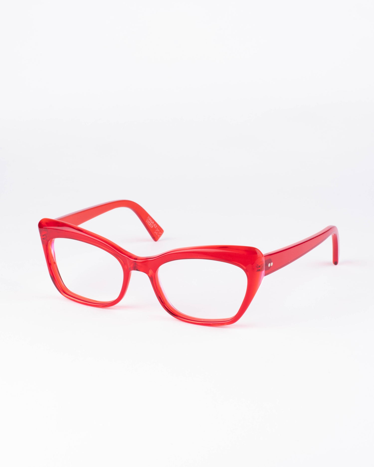 red plastic butterfly eyeglasses by Kirk&Kirk model HANA, front view, lunettes de vue papillon couleur Rouge
    >
  </div>
  <button class=