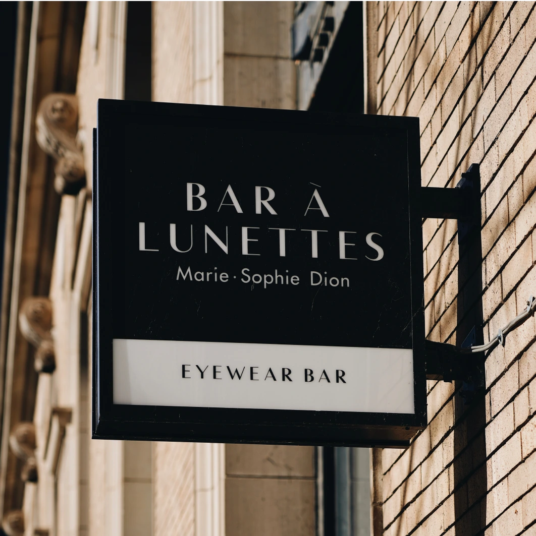 Intérieur d'une boutique Bar à Lunettes — sélection de montures prêtes-à-porter et sur mesure pour verres progressifs