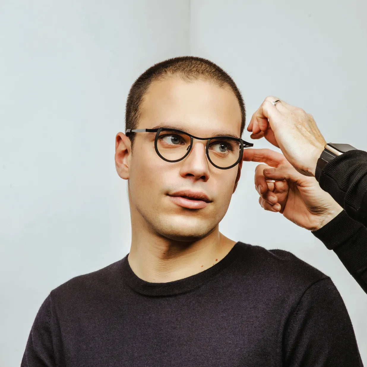 Personne portant des lunettes dégressives devant un écran d'ordinateur