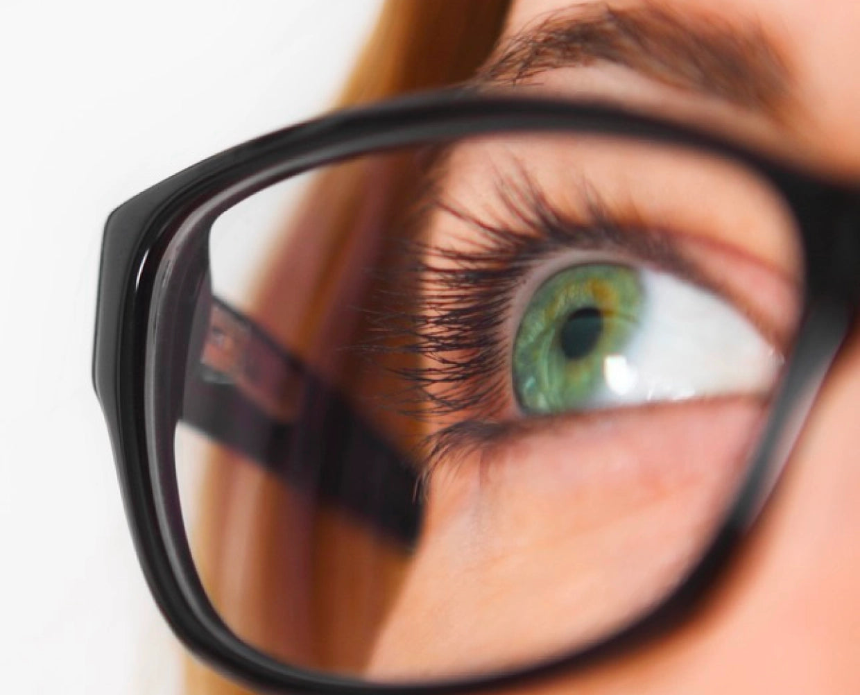 Femme de 40 ans et plus lisant avec des lunettes à verres progressifs — correction de la presbytie