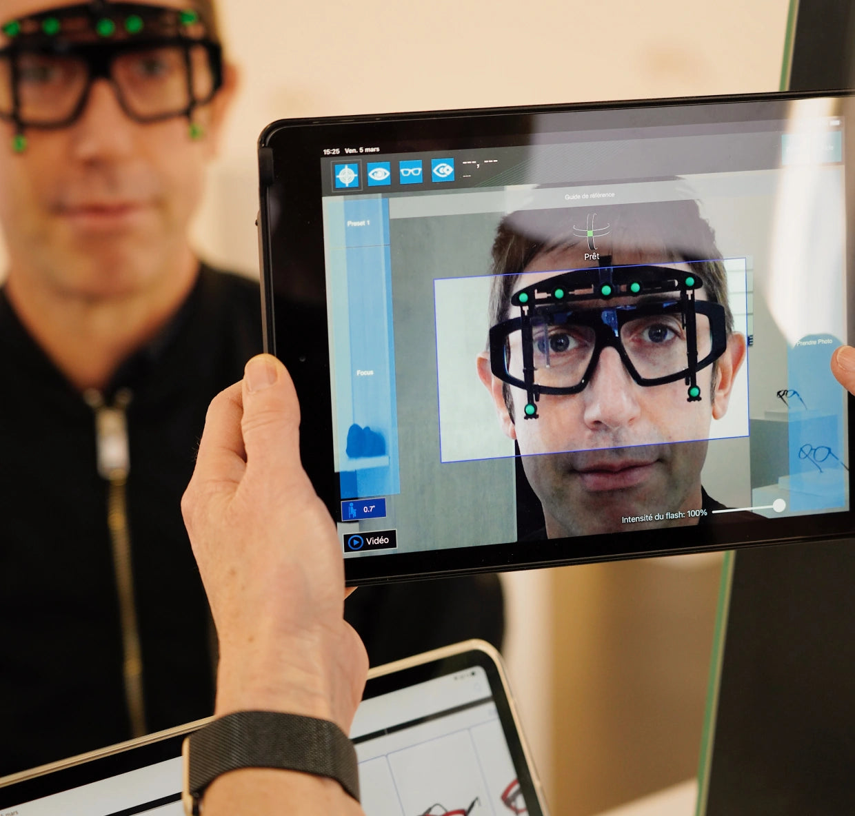 Lunettes à verres progressifs Hoya ajustées avec l'application Optikam au Bar à Lunettes