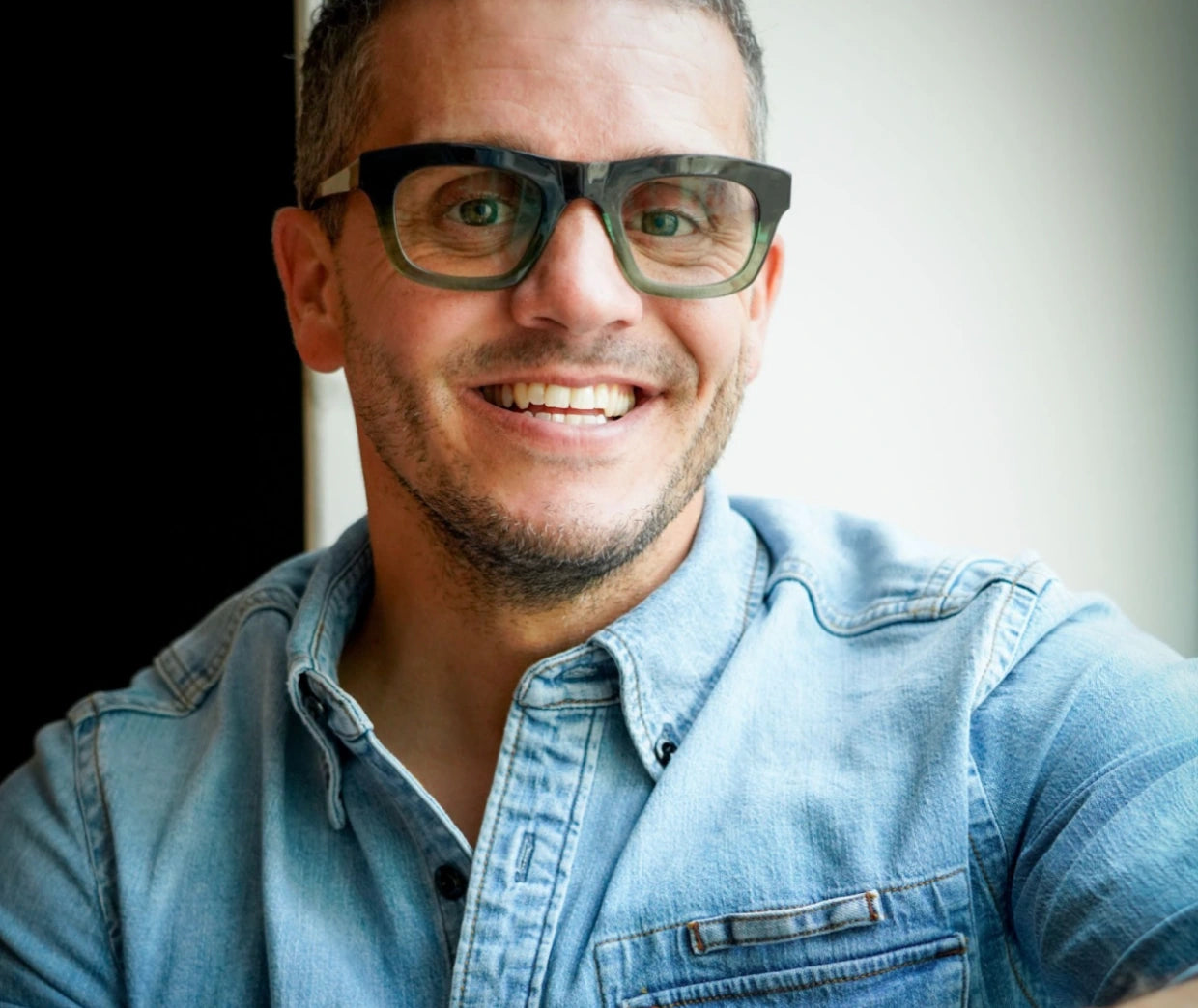 Lunetier Bar à Lunettes accompagnant un client lors d'une séance de stylisme personnalisée en boutique