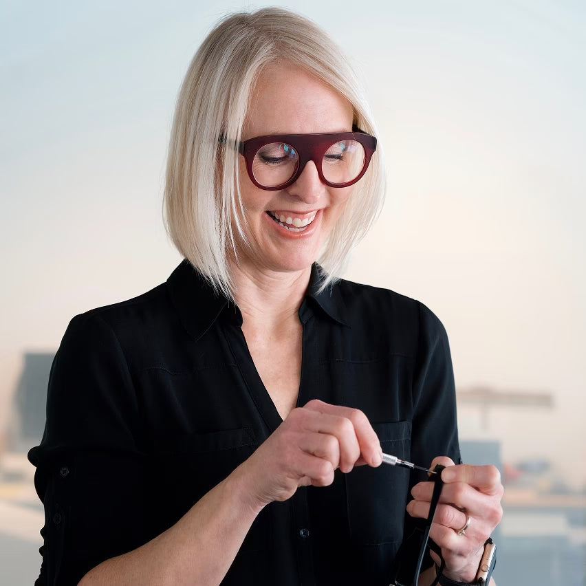 Marie-Sophie Dion ajustant une monture de lunettes en acétate dans son atelier de Saint-Lambert
