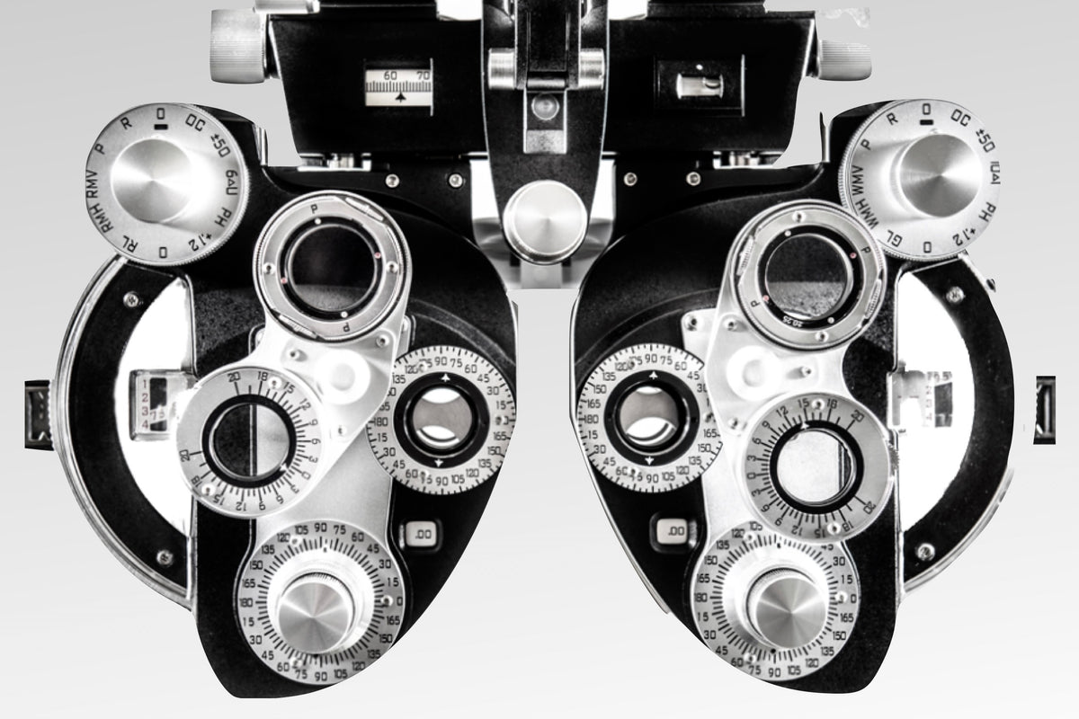 Phoropter utilisé lors d'un examen de réfraction — tests optométriques au Bar à Lunettes Vieux-Montréal